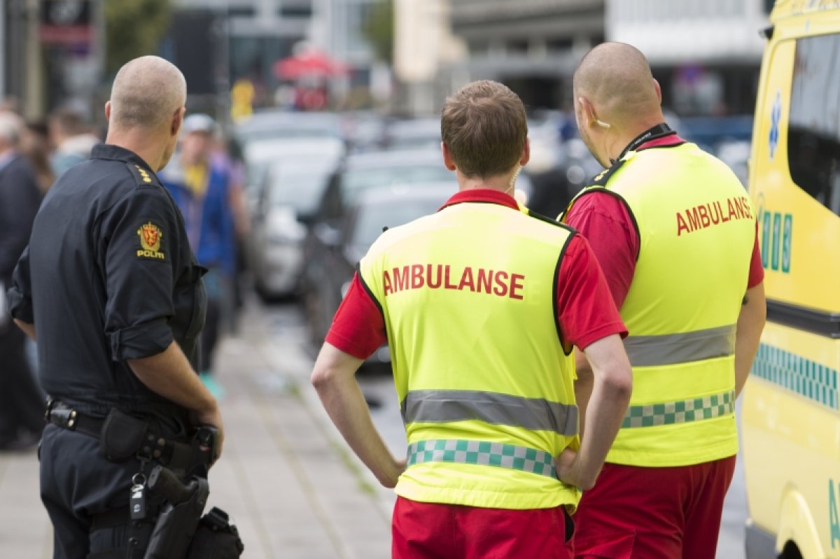 Illustrasjonsbilde politi og ambulansepersonell